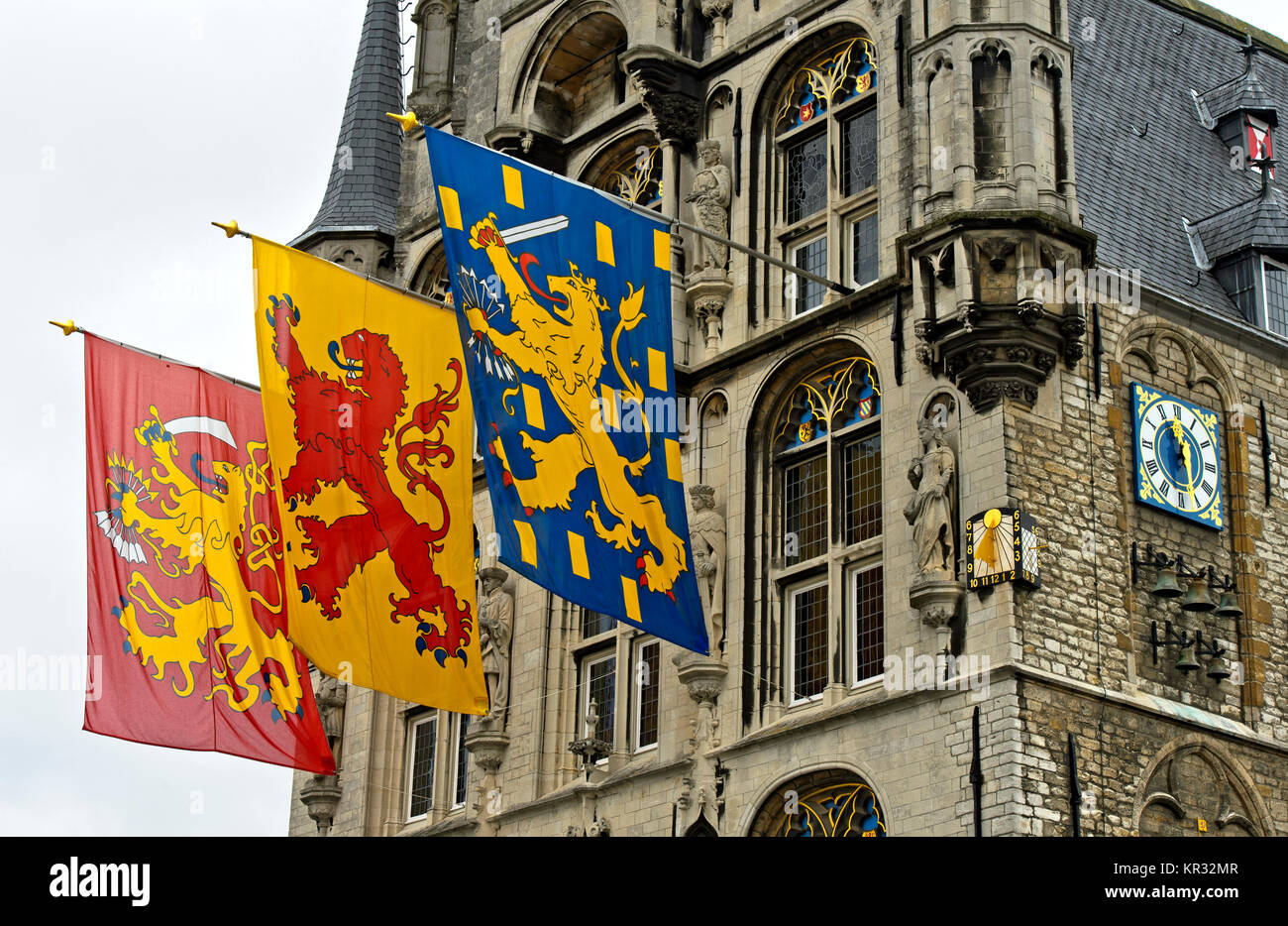 Drapeaux avec les bannières de la République néerlandaise, le comté de Hollande et le Royaume des Pays-Bas à l'hôtel de ville gothique, Gouda, Pays-Bas Banque D'Images