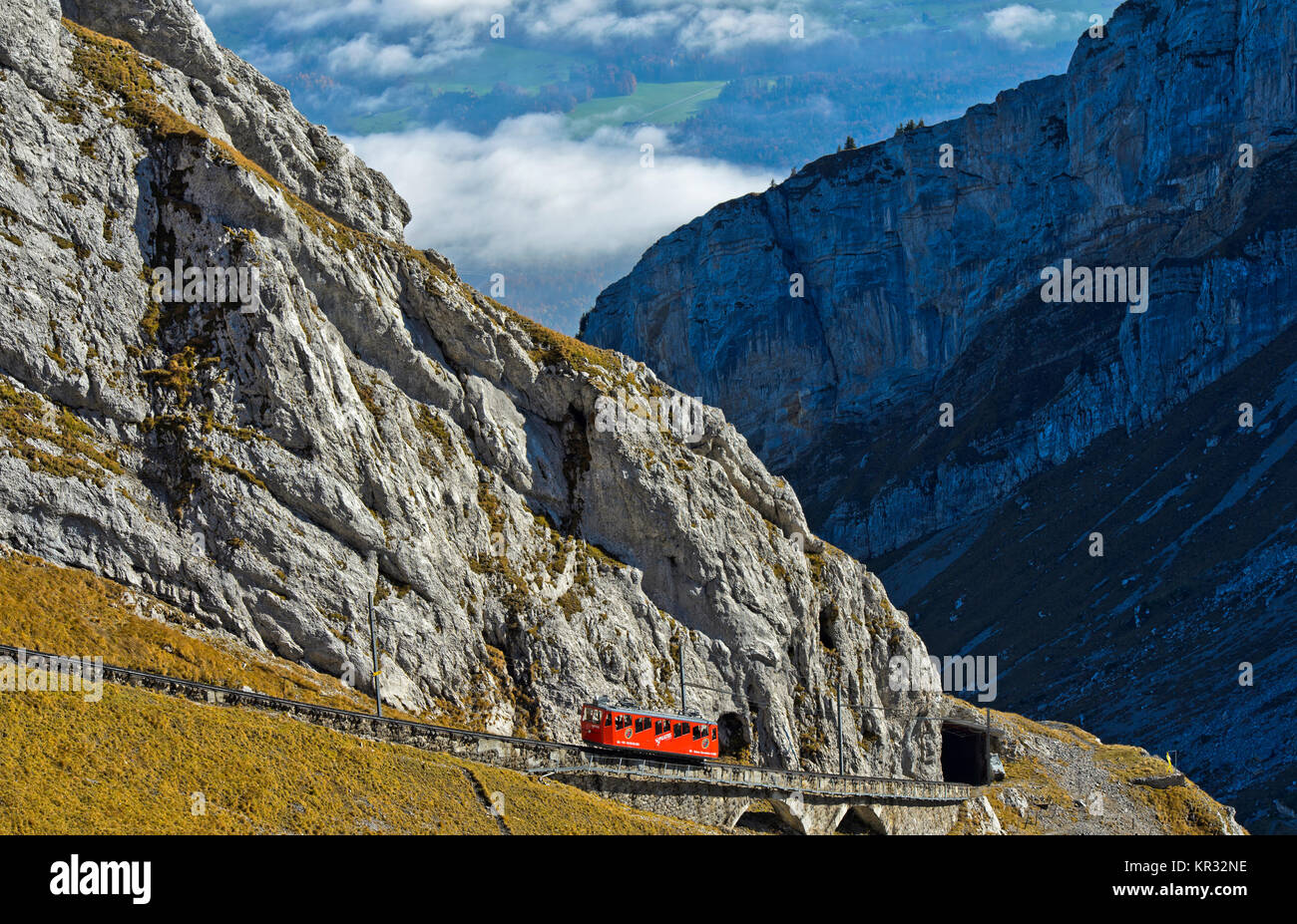 Wagon rouge du Pilatus de fer dans un passage raide dans le massif du Pilatus, Alpnachstad près de Lucerne, Suisse Banque D'Images