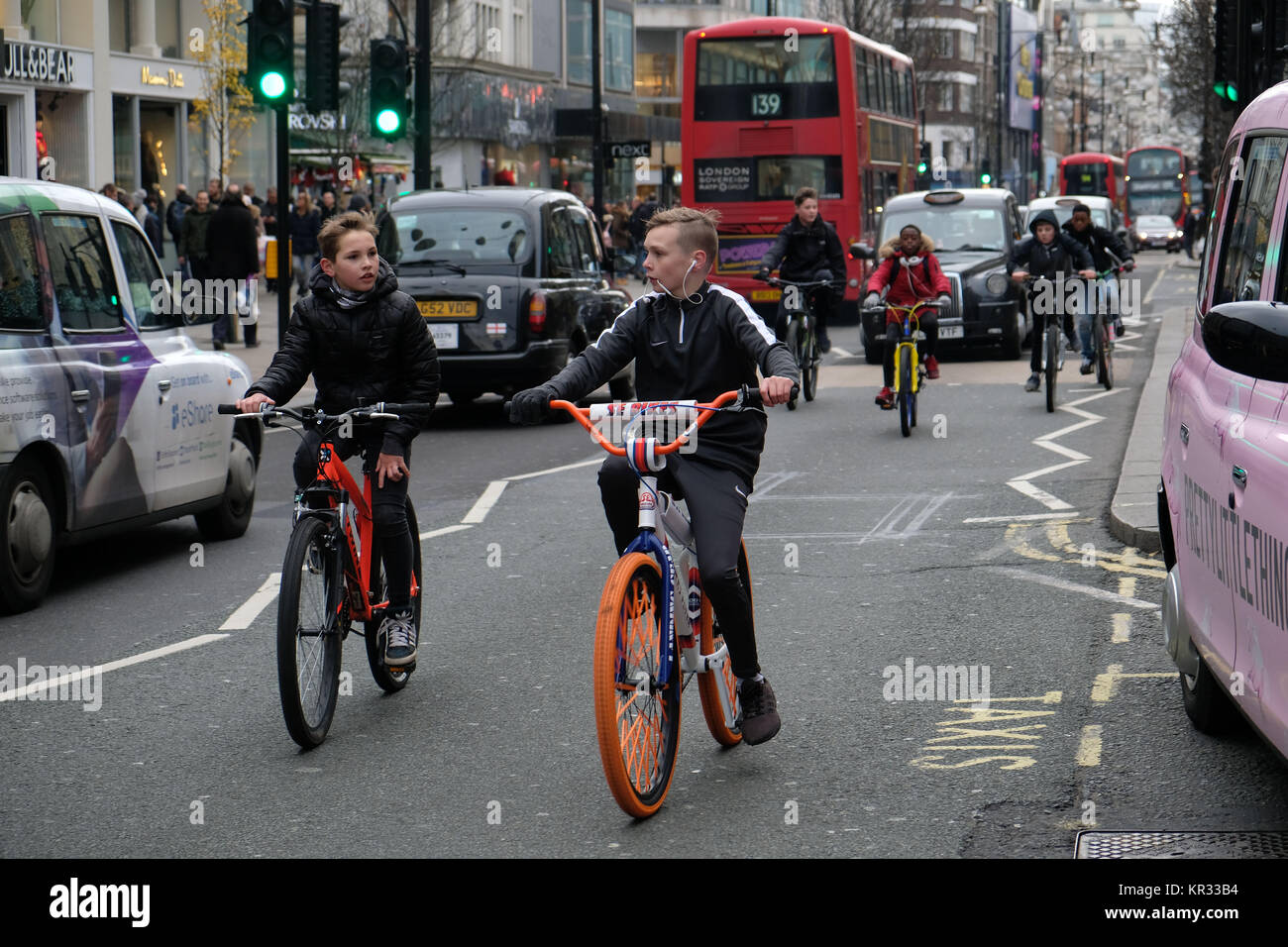 Pic montre : Gang de jeunes motards wheelie tirant en descendant la rue Oxford aujourd'hui alors que des achats de Noël bat son plein. Pic par Gavin Rodgers/Pixe Banque D'Images