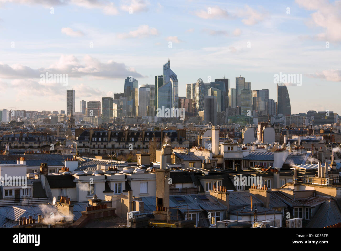 D'affaires de la Défense vu à partir d'un 12e étage appartement dans le 17ème arrondissement de Paris, France Banque D'Images