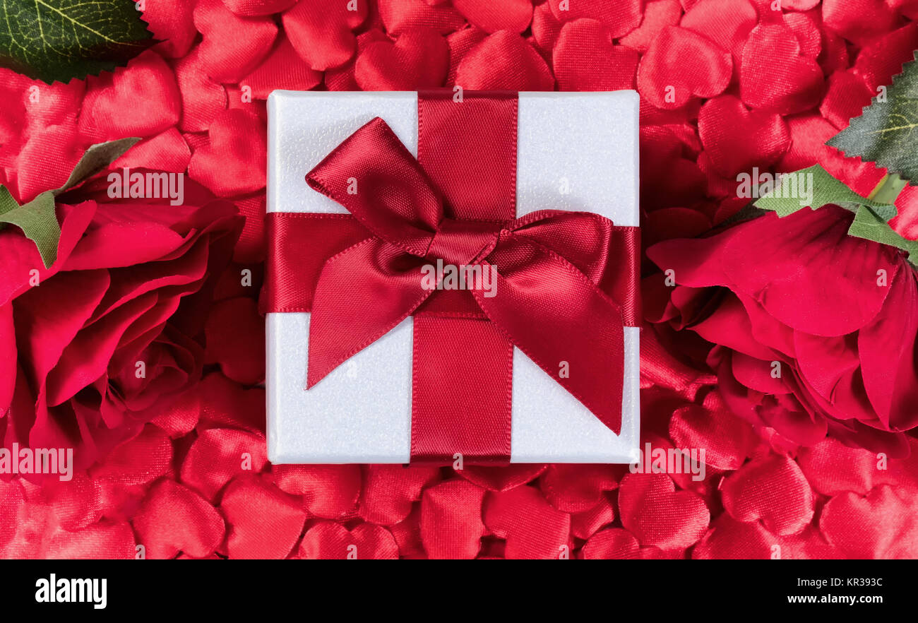 Boîte Cadeau Saint Valentin avec des coeurs et des roses en arrière-plan Banque D'Images