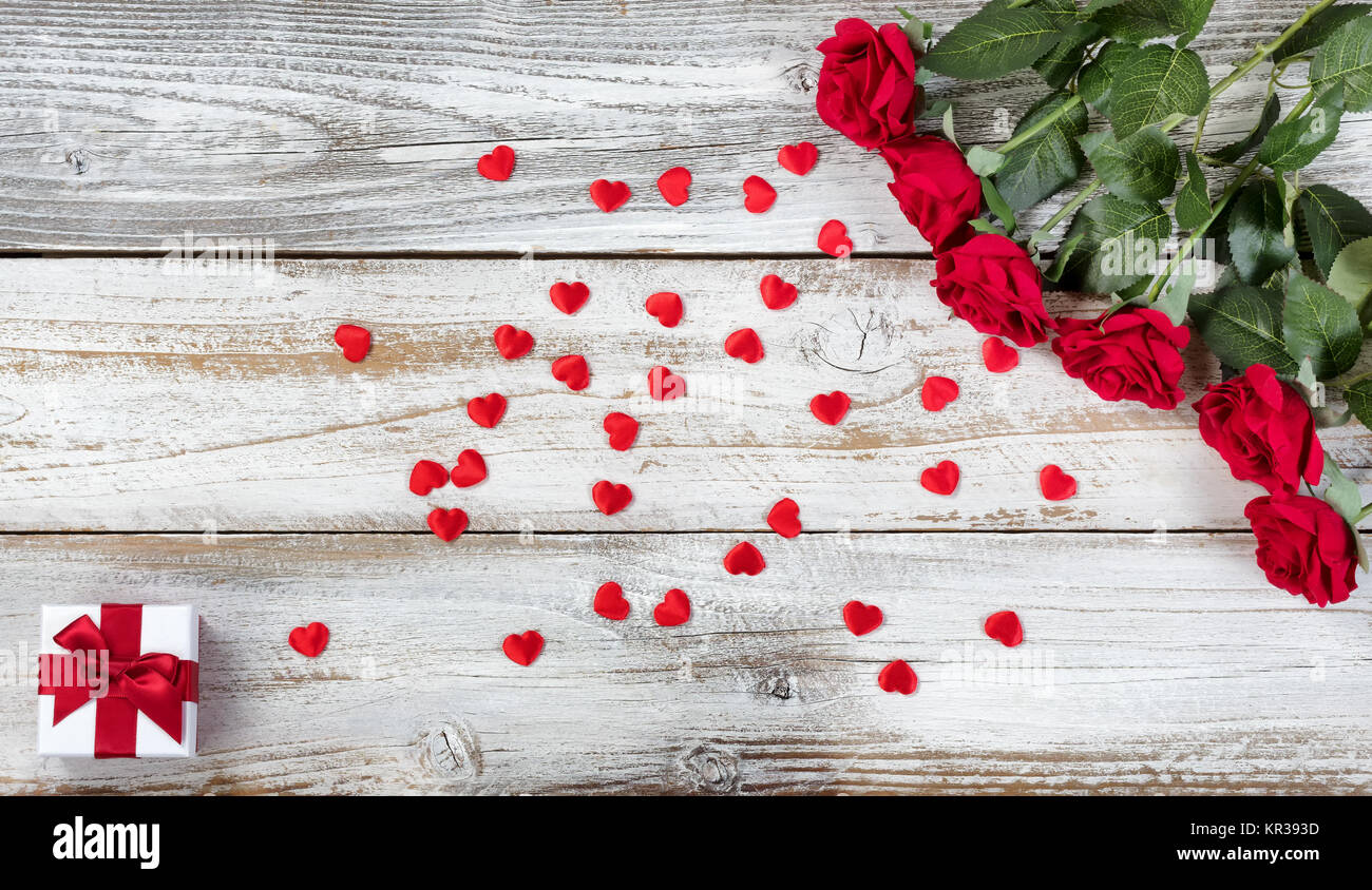 Roses rouges avec coeurs de décoration et cadeaux pour la Saint-Valentin Banque D'Images