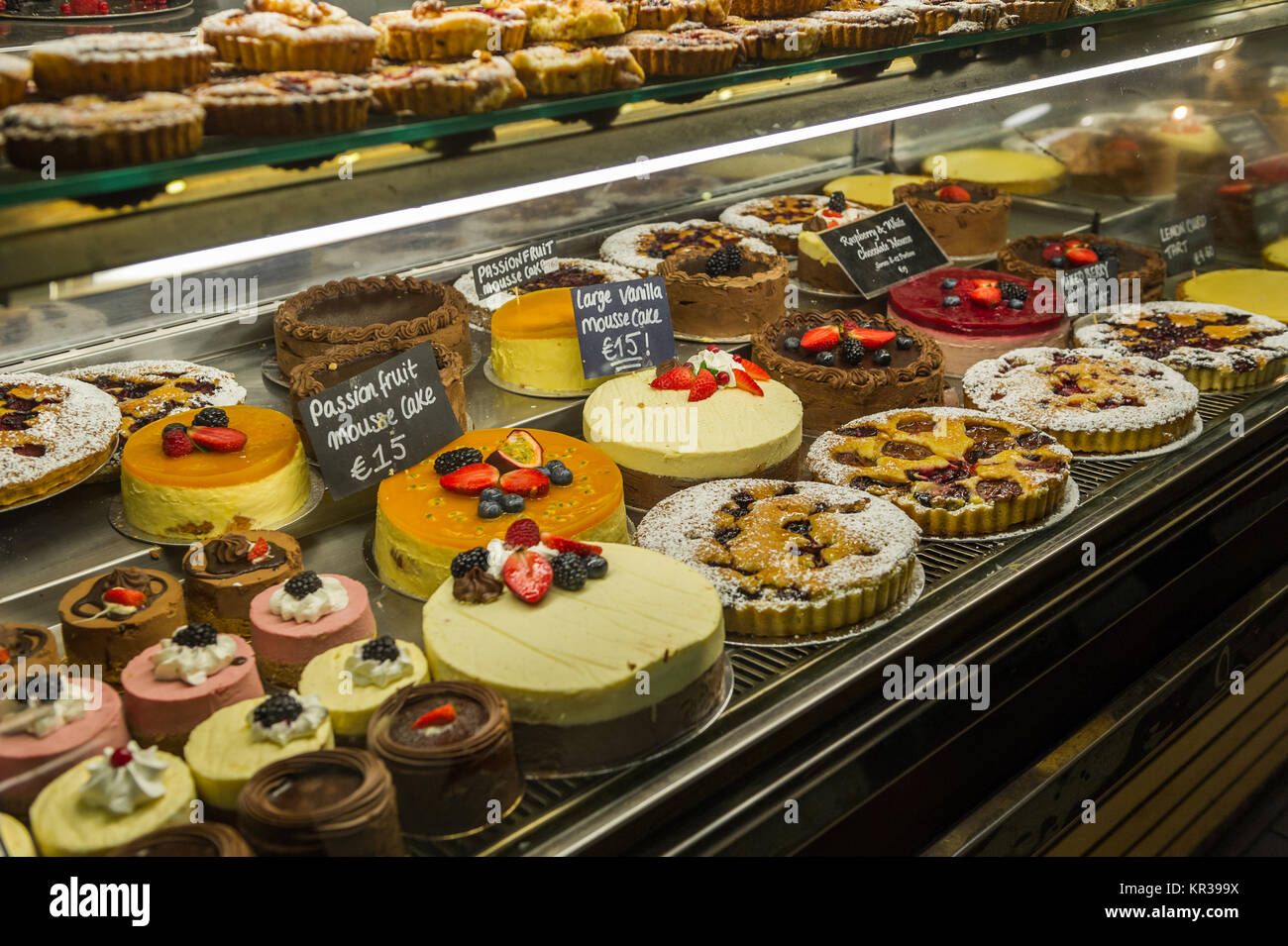 Gâteaux pour la vente dans une vitrine dans le marché anglophone, Cork, Irlande. Banque D'Images