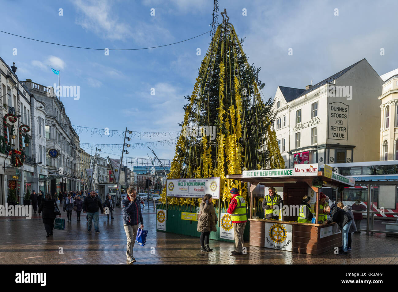 Arbre de Noël du Souvenir sur Patrick Street, Cork, Ireland with copy space Banque D'Images