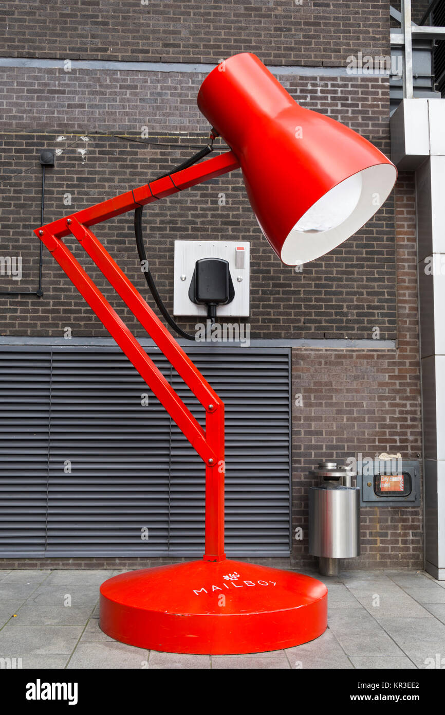 Anglepoise lampe de bureau, une immense sculpture de bois, 2014 Holmes Consultants, Birmingham, England, UK Banque D'Images