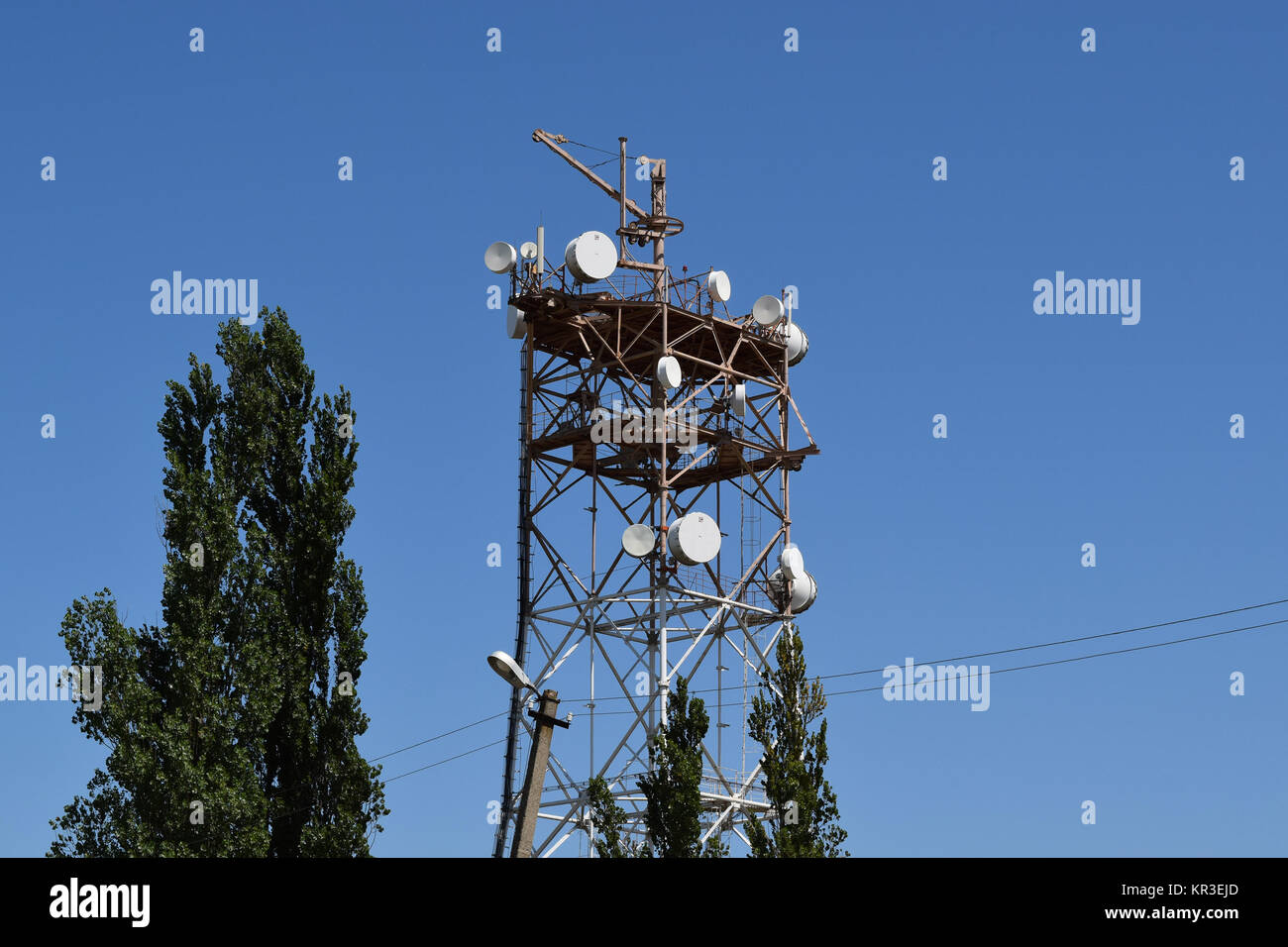 Les antennes et les répéteurs sur la tour Banque D'Images