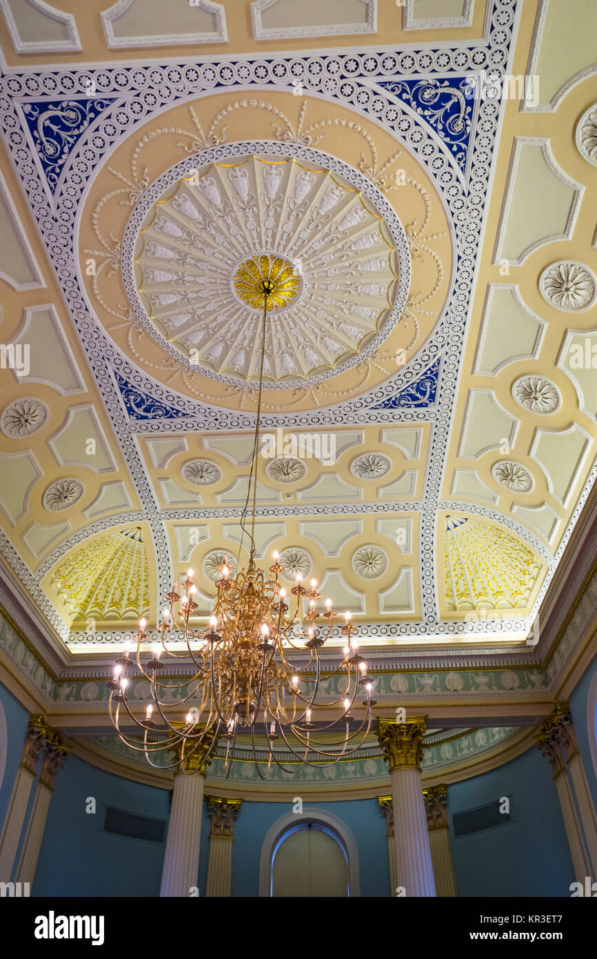 Le plafond et d'un lustre dans la salle d'assemblée, Newark Town Hall, à Newark-on-Trent, Lancashire, England, UK Banque D'Images