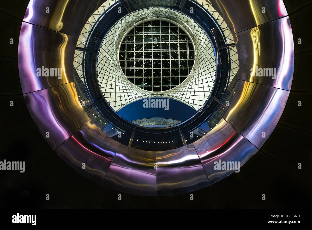 Vue depuis les niveaux inférieurs jusqu'à travers l'oculus de l'Reflector-Net ciel en haut de l'Fulton, moyeu de transport en commun du centre-ville de Manhattan, New York, USA Banque D'Images