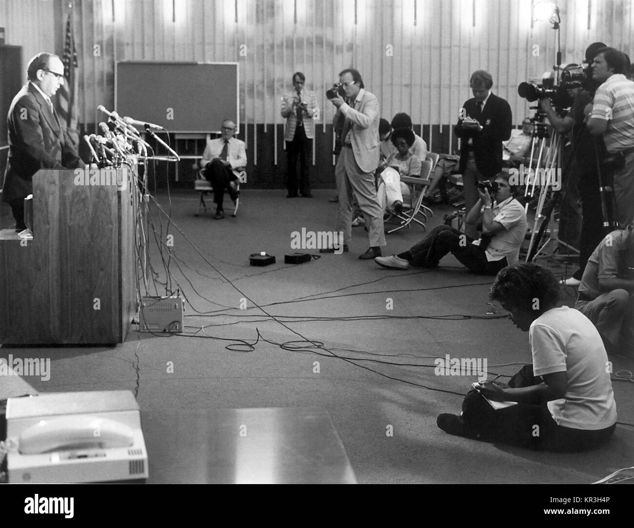 Le Dr David Sencer, FMR, 1976. Directeur CDC lors d'une conférence de presse sur la maladie du légionnaire, 1976. Conférence de presse sur la maladie du légionnaire tenue à CDC, Atlanta, GA. Le Dr David Sencer, Directeur, CDC, à podium. Image courtoisie CDC. Banque D'Images