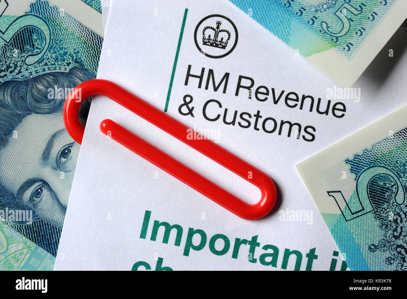 HMRC REVENU DE L'INTÉRIEUR LETTRE AVEC de NOUVELLES NOTES cinq livres (TROMBONE ET RELATIF À L'IMPÔT H M RECETTES ET REVENUS Taxes Douanières UK Banque D'Images