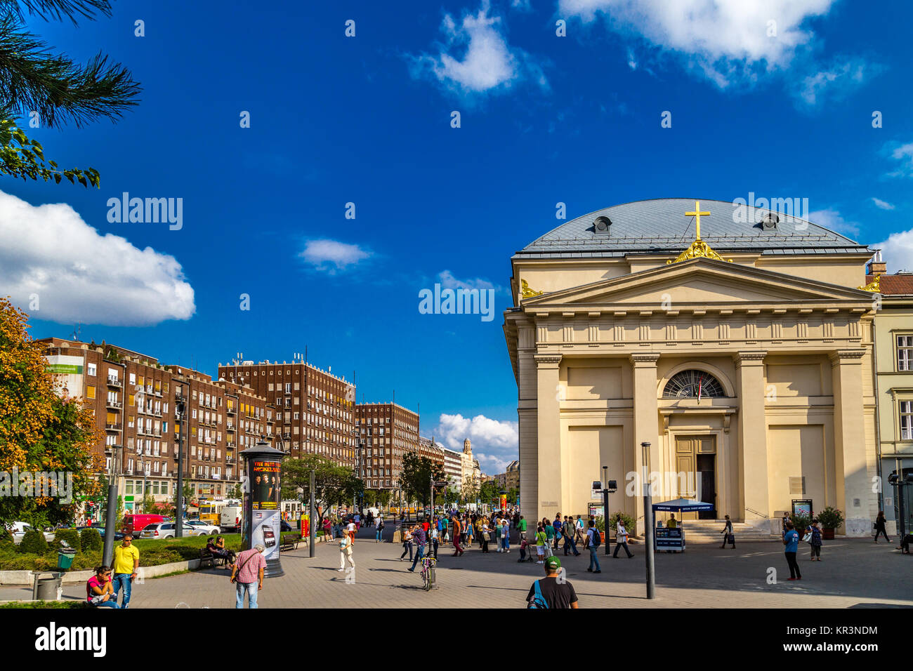 BUDAPEST, HONGRIE - le 16 septembre 2014 : les touristes faire du shopping à Vaci Utca et autres rues populaires du centre historique. Chaque année le nombre de Banque D'Images