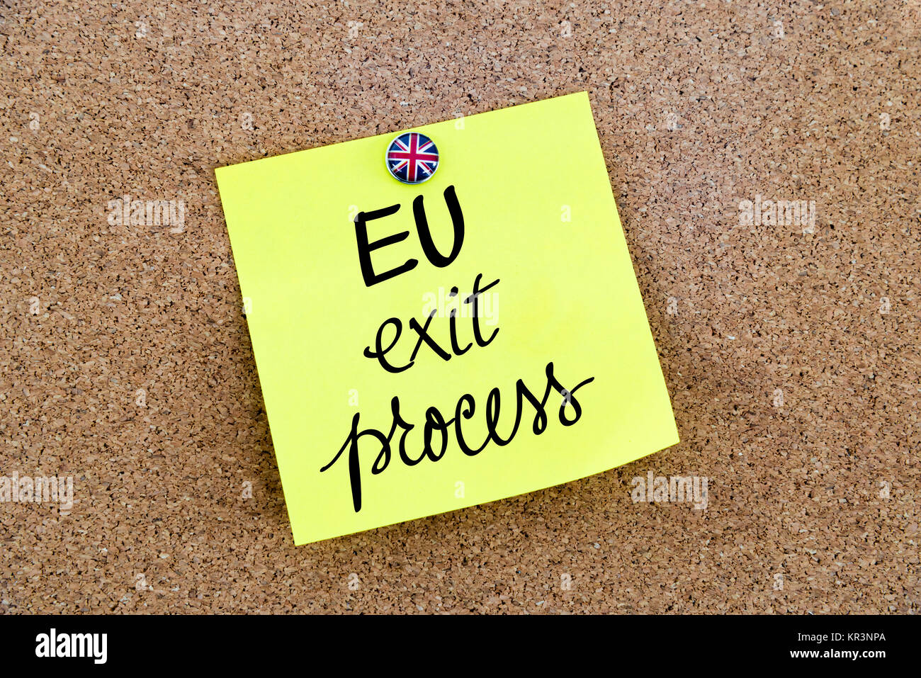 Papier jaune note épinglée avec drapeau Grande Bretagne et punaise le processus de sortie de l'Union européenne Texte Banque D'Images