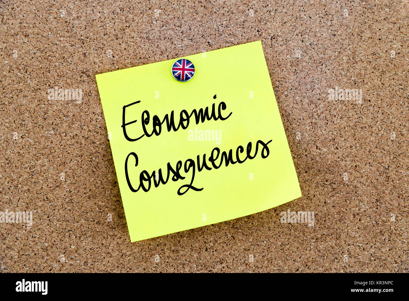 Papier jaune note épinglée avec drapeau Grande Bretagne et CONSÉQUENCES ÉCONOMIQUES texte punaise Banque D'Images