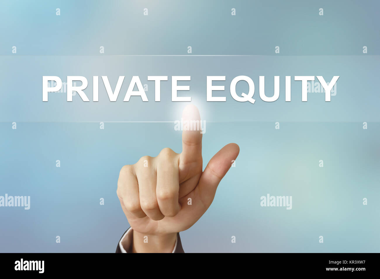 En cliquant sur la main d'affaires private equity sur le bouton Arrière-plan flou Banque D'Images