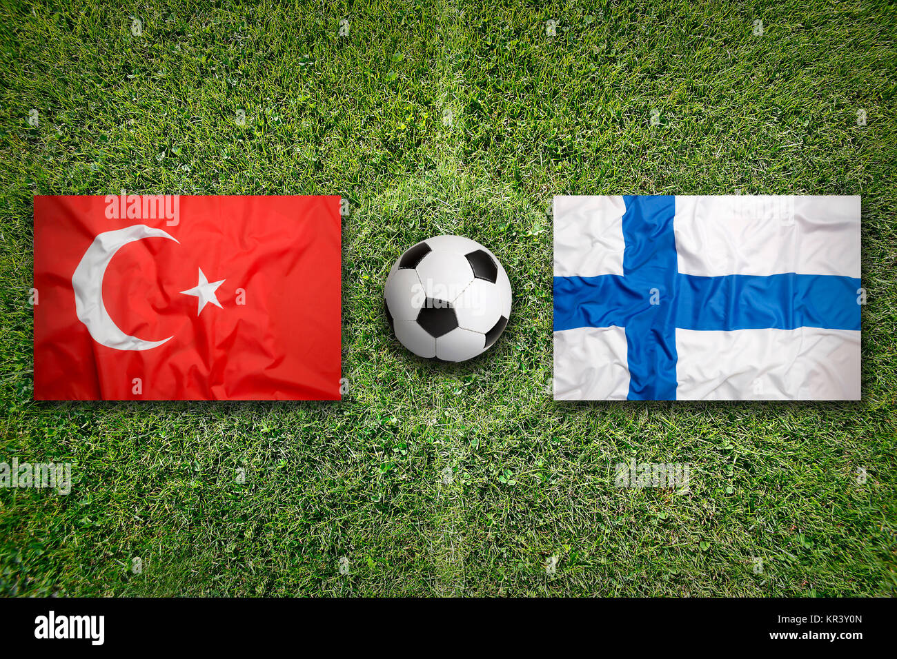 La Turquie et la Finlande Les drapeaux sur le terrain de soccer Banque D'Images
