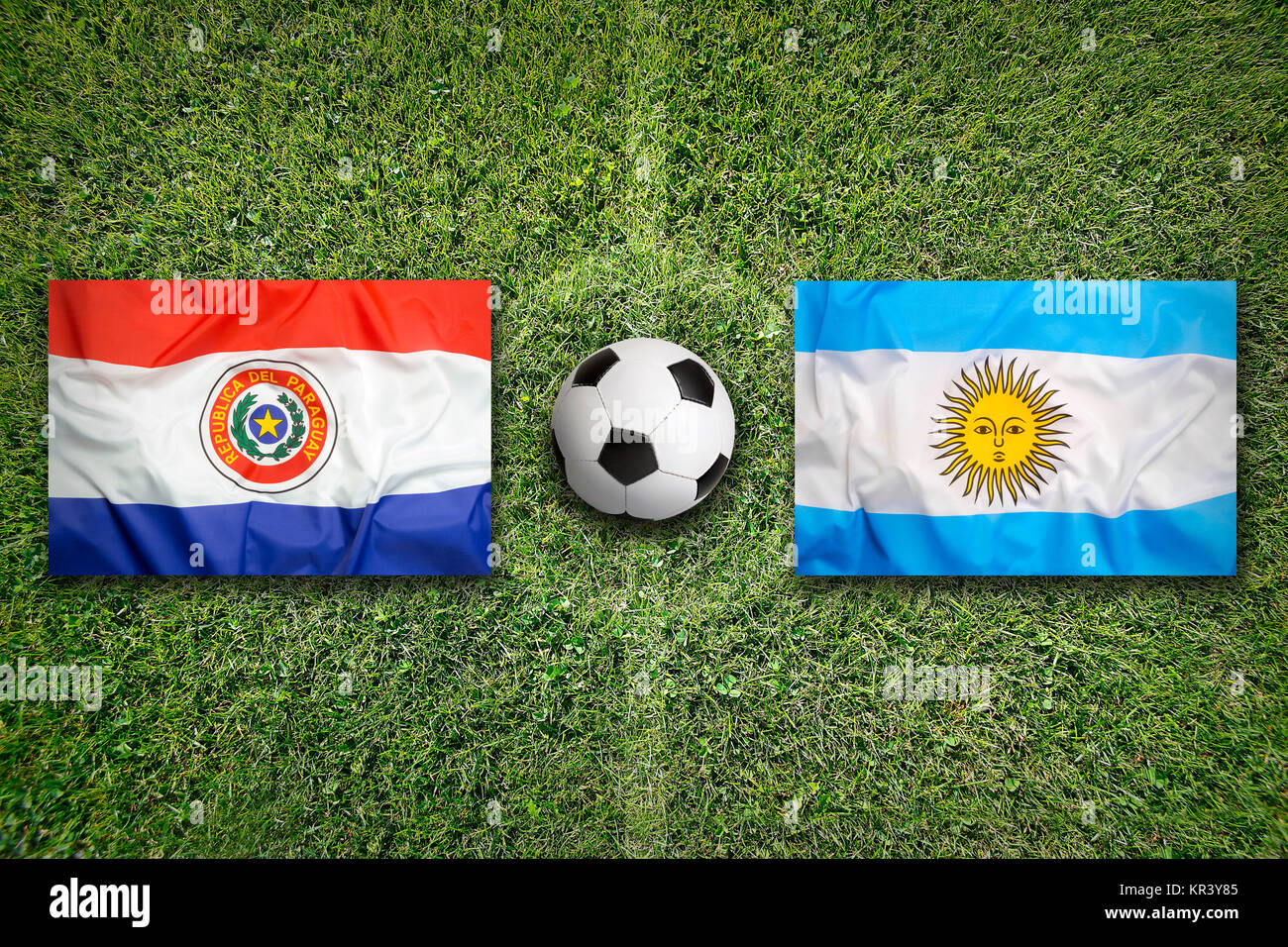 Le Paraguay contre. l'Argentine les drapeaux sur le terrain de soccer vert Banque D'Images