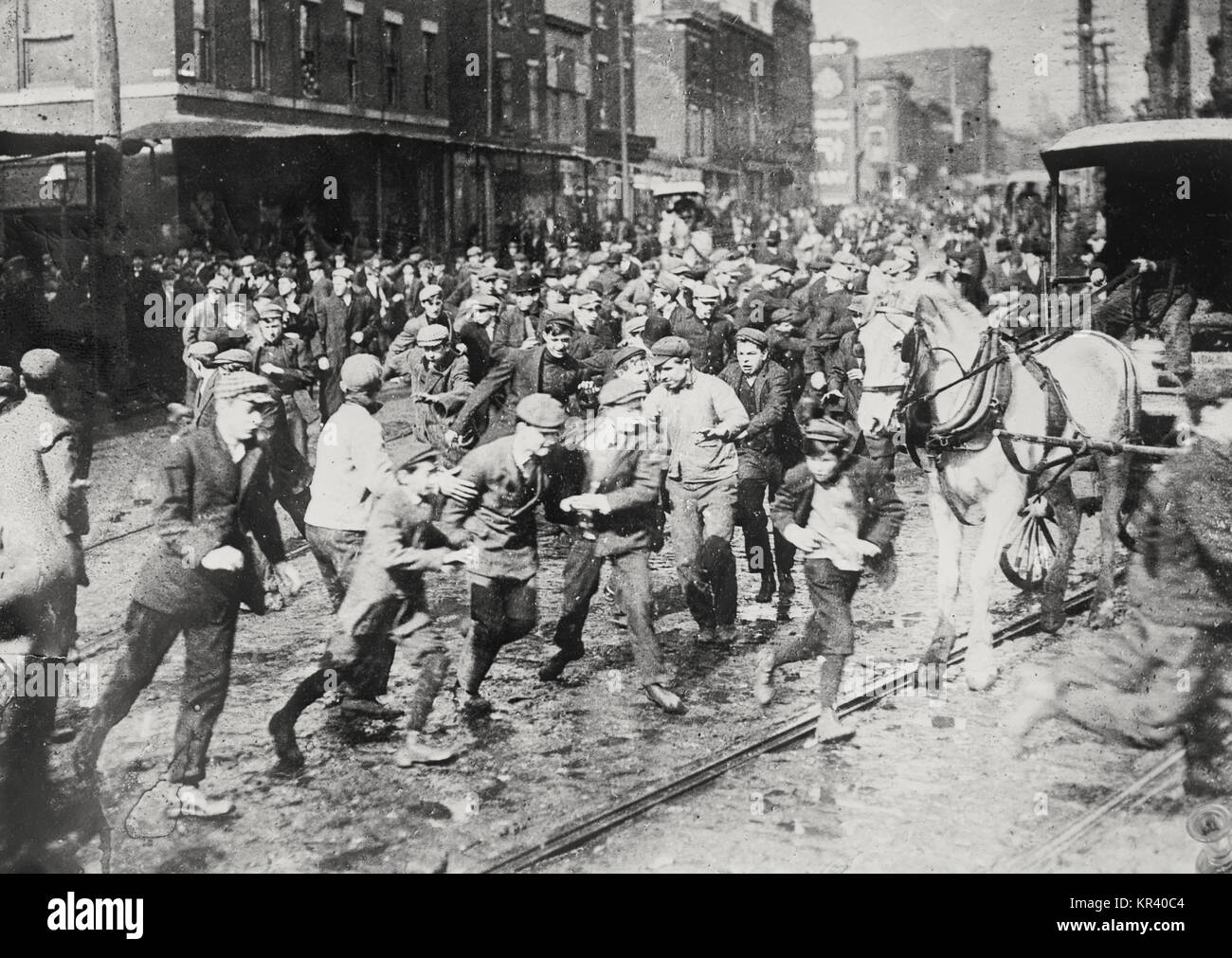 Cheval de charge des émeutiers, voiture détruire plus tard sur l'avenue Kensington, Philadelphie - Février, 1910 Banque D'Images