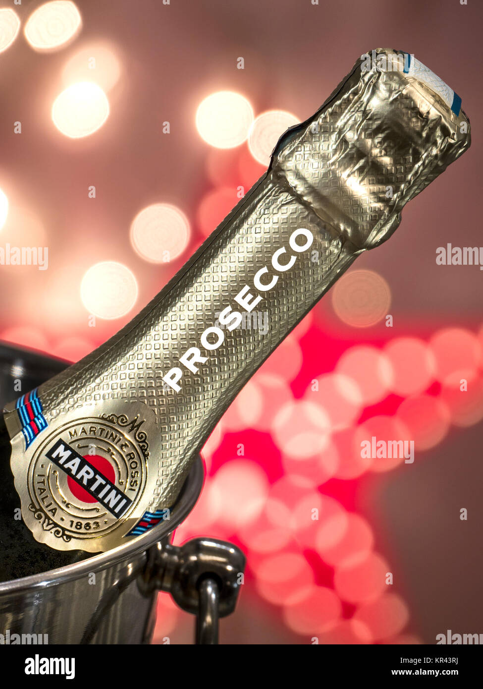 Fête de Noël du Prosecco Prosecco feux sur bouteille de vin avec de la glace dans des fêtes de Noël et étoiles lumières célébration mousseux Banque D'Images