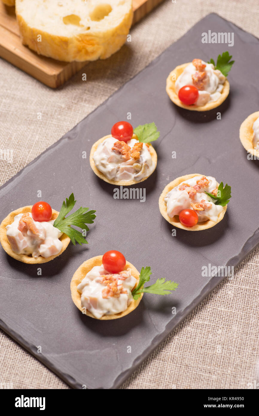 Apéritif avec canapés, salade de poulet crémeux Banque D'Images