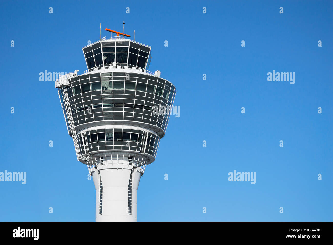 Tour de contrôle de la circulation aérienne de Munich contre ciel bleu clair Banque D'Images