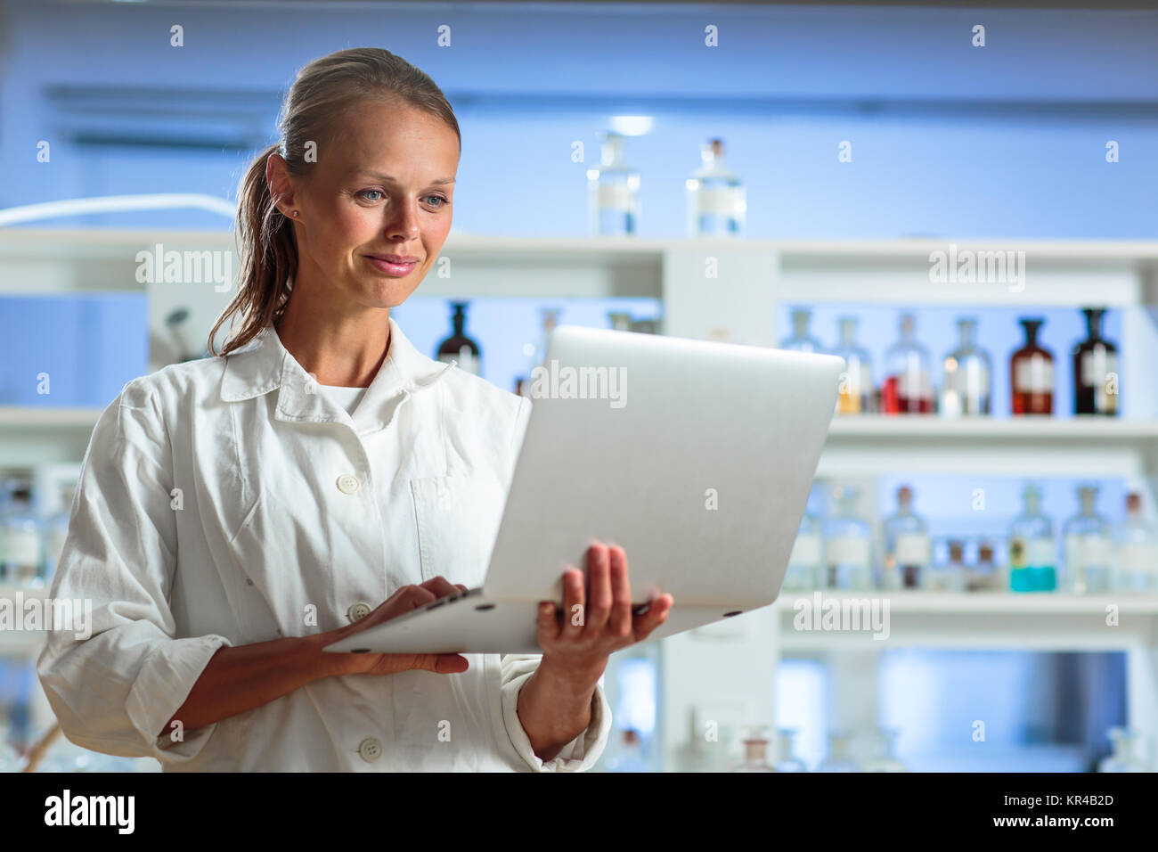 Portrait d'une chercheuse qui effectuent de la recherche dans un laboratoire de biochimie Banque D'Images