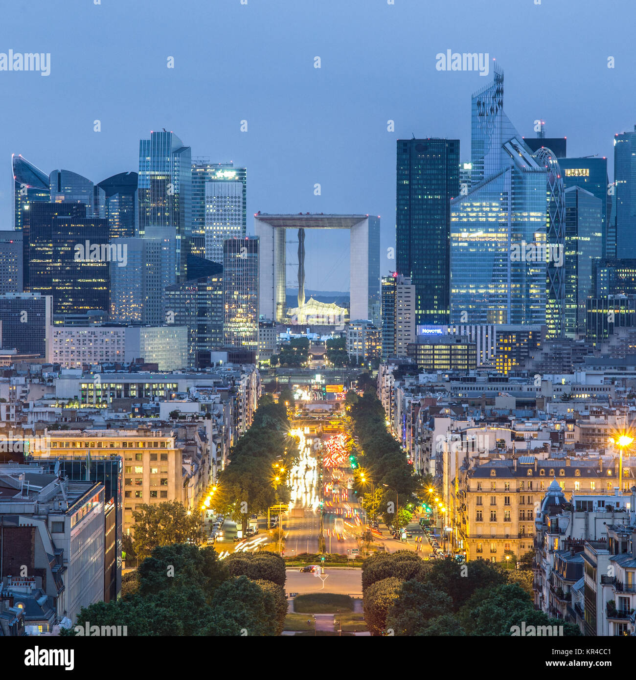 La Défense, quartier des affaires de Paris au crépuscule. Banque D'Images