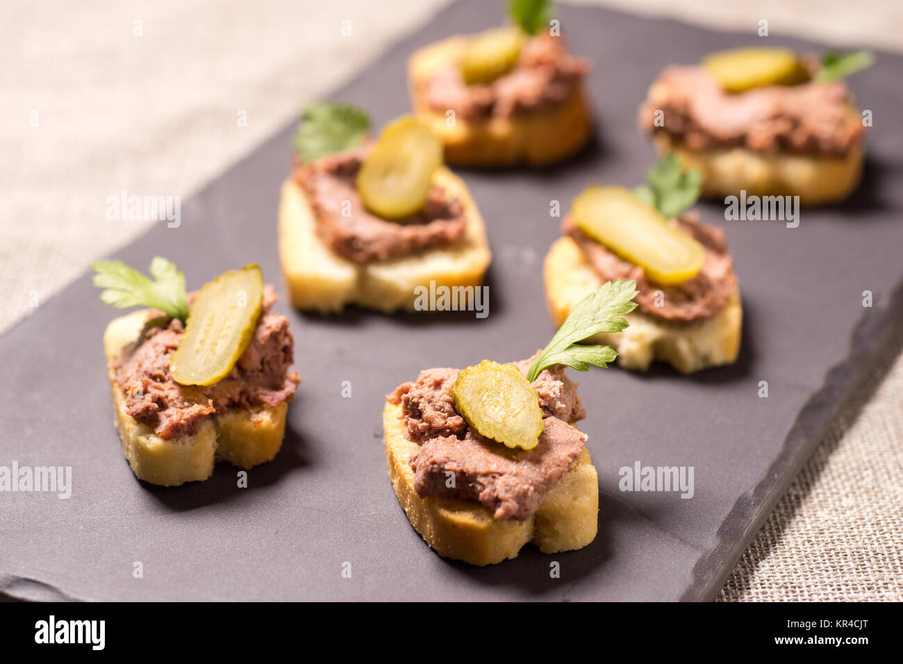 Apéritif avec pate servi sur une plaque en ardoise Banque D'Images