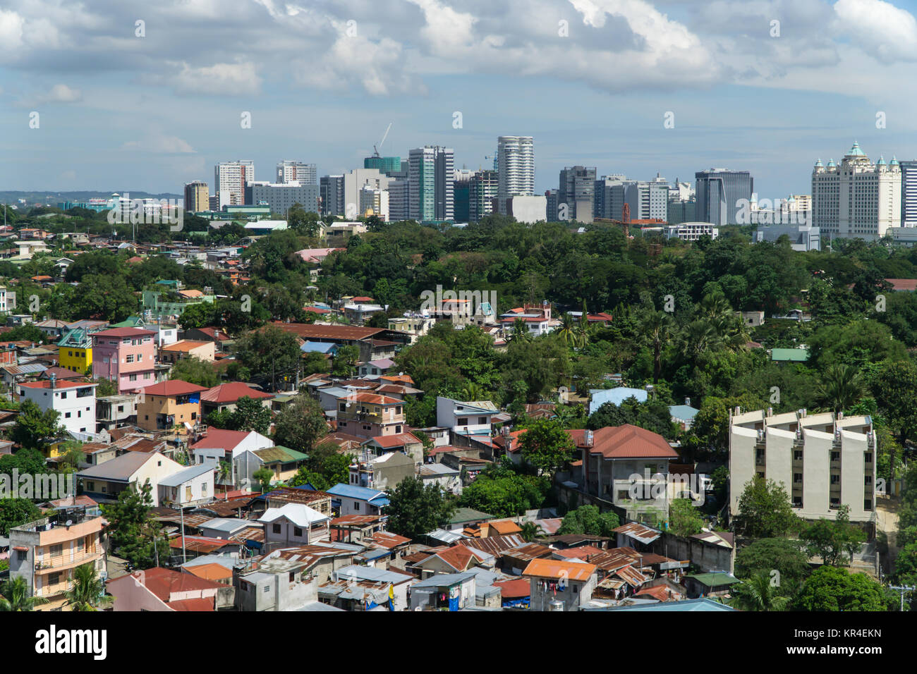 Image Conecpt de la croissance de l'entreprise centre d'appel aux Philippines.La ville de Cebu I.T. Bâtiments du parc formant l'horizon avec shanti ville ci-dessous Banque D'Images