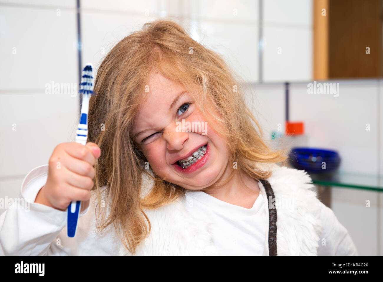 Peu de Funny Girl avec la retenue et une brosse à dents Banque D'Images