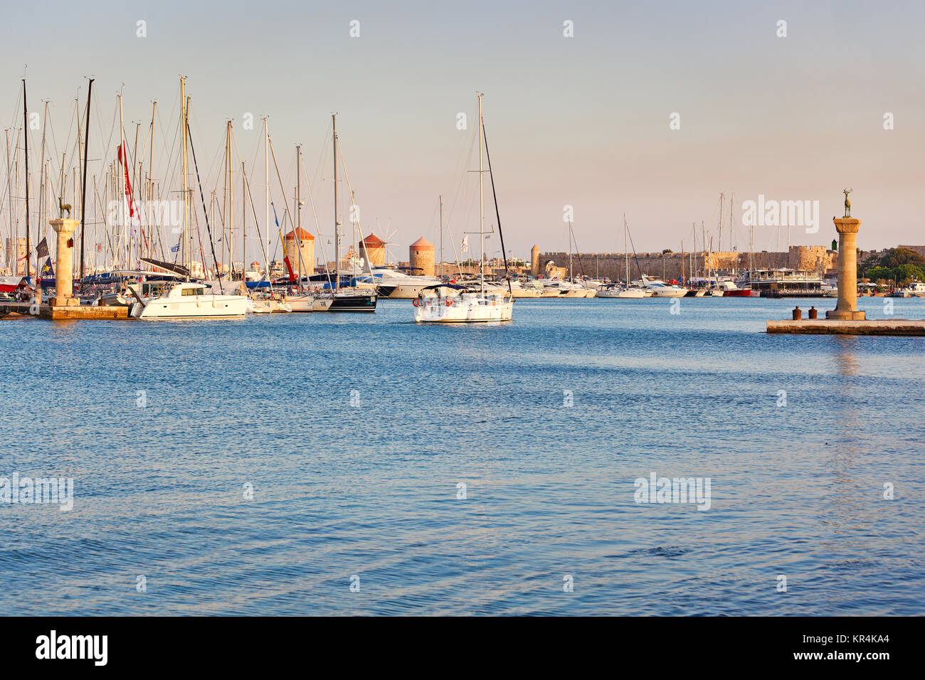 L'entrée avec les cerfs de l'ancien port de Rhodes, Grèce Banque D'Images