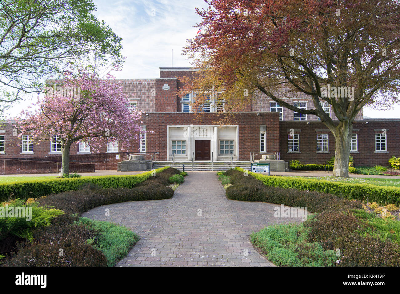 Dorchester, England, UK - 7 mai 2016 - L'entrée principale et les jardins de County Hall, bureaux de conseil du comté de Dorset à Dorchester. Banque D'Images