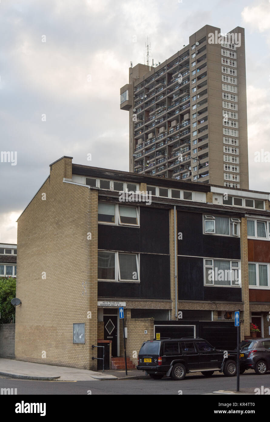 Londres, Angleterre, Royaume Uni - 21 juin 2016 : Le brutaliste Trellick Tower et offres de logement social dans le nord ouest de Londres, Kensington. Banque D'Images