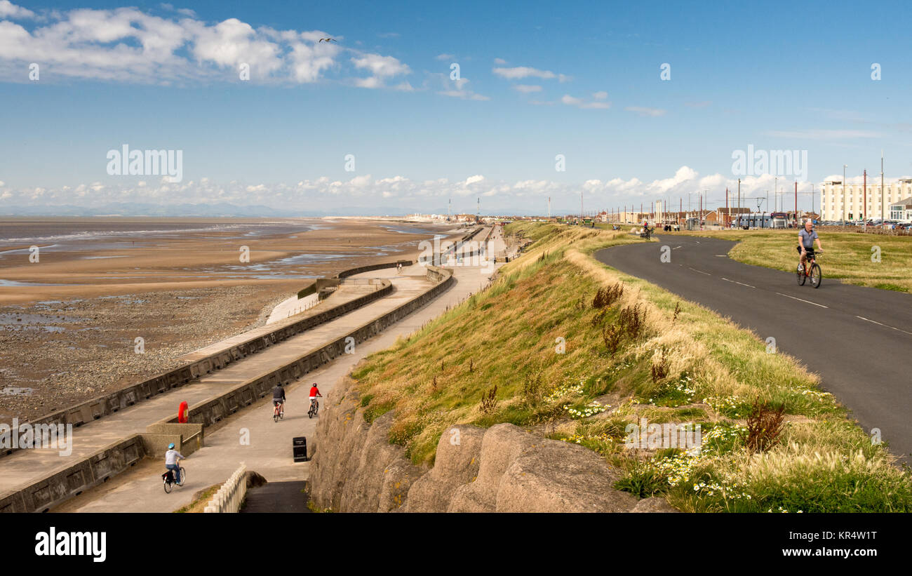 Blackpool, England, UK - 1 août 2015 : cyclistes roulent sur la digue et falaises entre Blackpool et Fleetwood un jour d'été. Banque D'Images