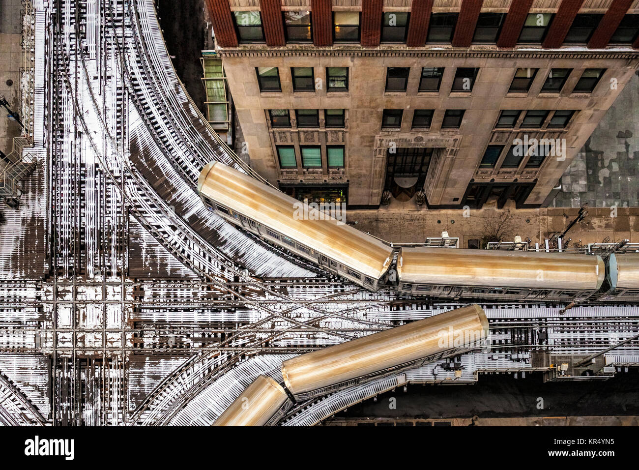 Le Chicago 'L' train depuis au-dessus avec de la neige fraîche sur la voie ferrée Banque D'Images