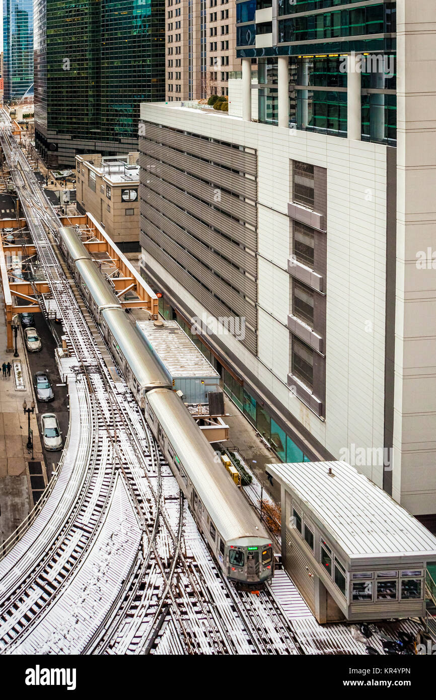 Train transport en commun dans le centre-ville de Chicago Banque D'Images