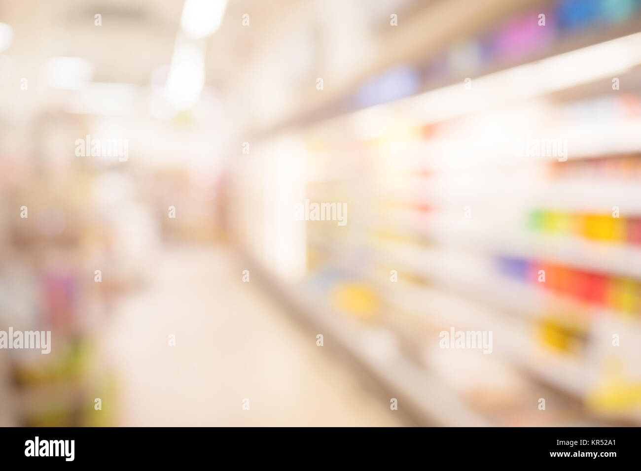 Supermarché floue passe avec étagères colorées en arrière-plan. Banque D'Images