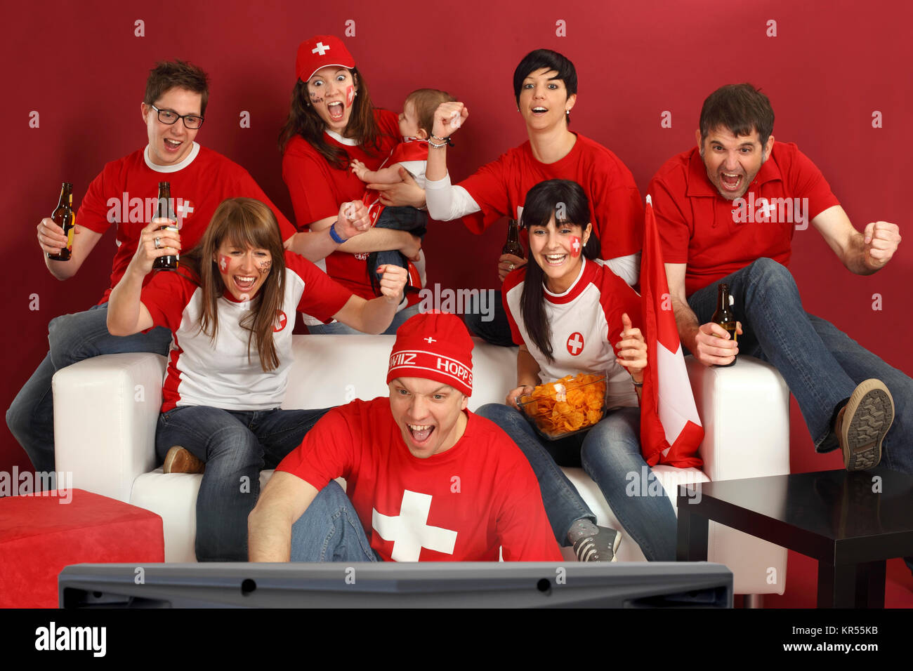 Photo de Swiss les fans de sport à regarder la télévision et encourageons dans leur équipe. Hopp Schwiiz ! Banque D'Images