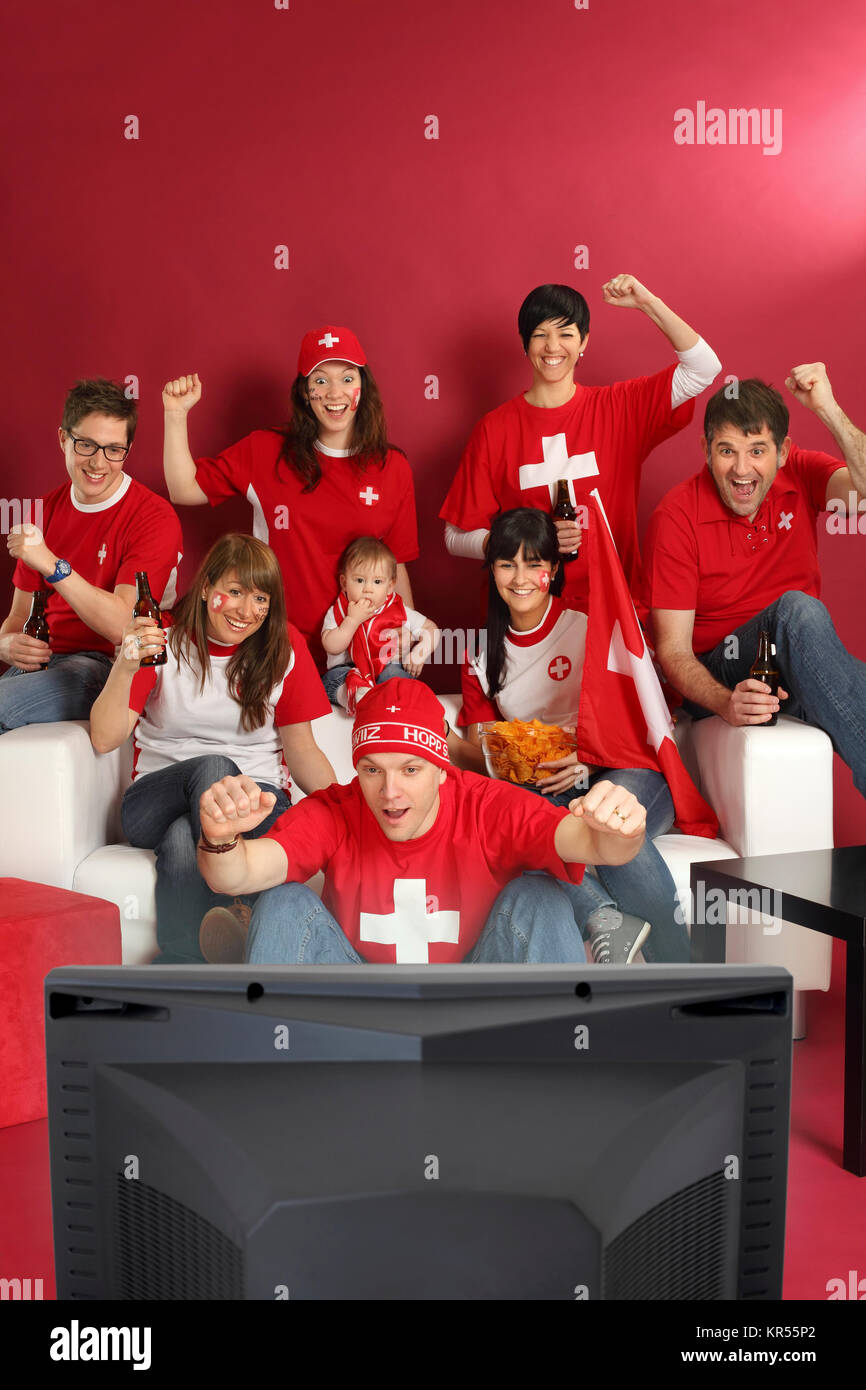 Photo de Swiss les fans de sport à regarder la télévision et encourageons dans leur équipe. Beaucoup de copyspace. Banque D'Images