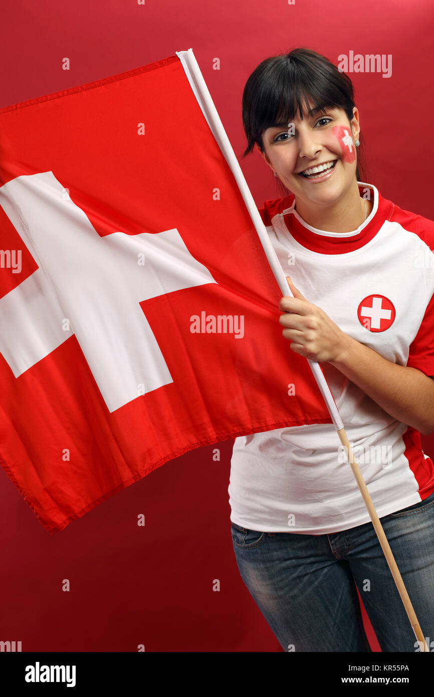D'un wPhoto Swiss sports fans agitant un drapeau et d'acclamations pour son équipe. Banque D'Images