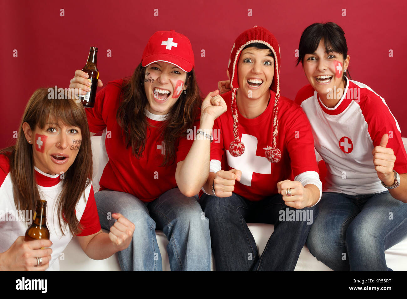 Photo de femme Swiss sports fans de sourire et applaudir pour leur équipe. Banque D'Images