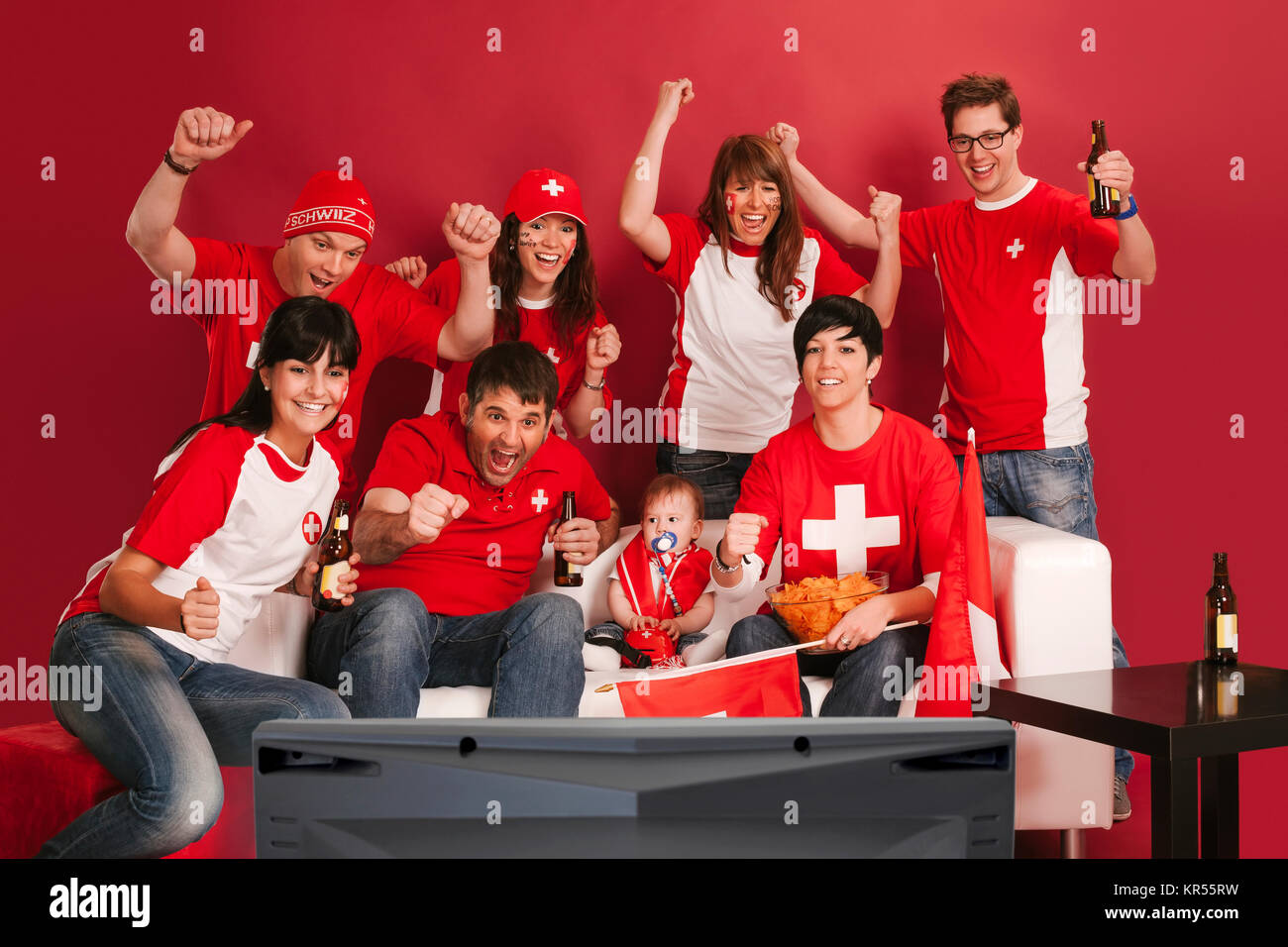 Photo de Swiss les fans de sport à regarder la télévision et encourageons dans leur équipe. Banque D'Images