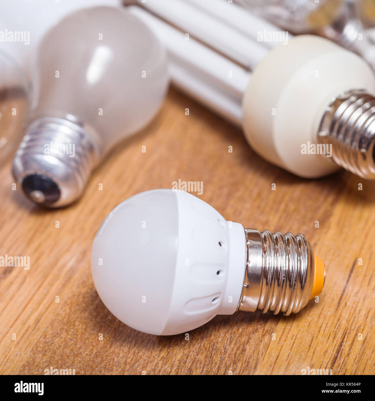 Une nouvelle pile de lampe à LED et ampoules utilisées à bord Photo Stock -  Alamy
