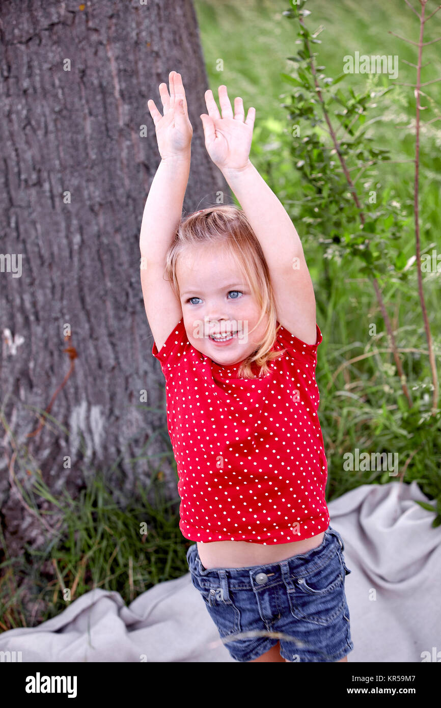 Girl in meadow Banque D'Images