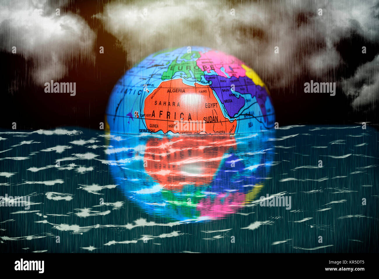 Globe de la terre dans l'eau, le changement climatique, photo symbolique Erdglobus im Wasser, Symbolfoto Klimawandel Banque D'Images