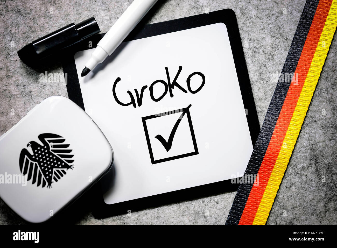 Conseil d'écriture avec l'étiquette GroKo, photo symbolique de grande coalition, mit der Aufschrift Schreibtafel Symbolfoto GroKo, für grosse Koalition Banque D'Images