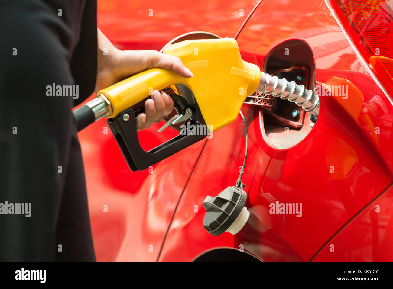 Close-up of Woman's Hand Refueling car la cuve Banque D'Images