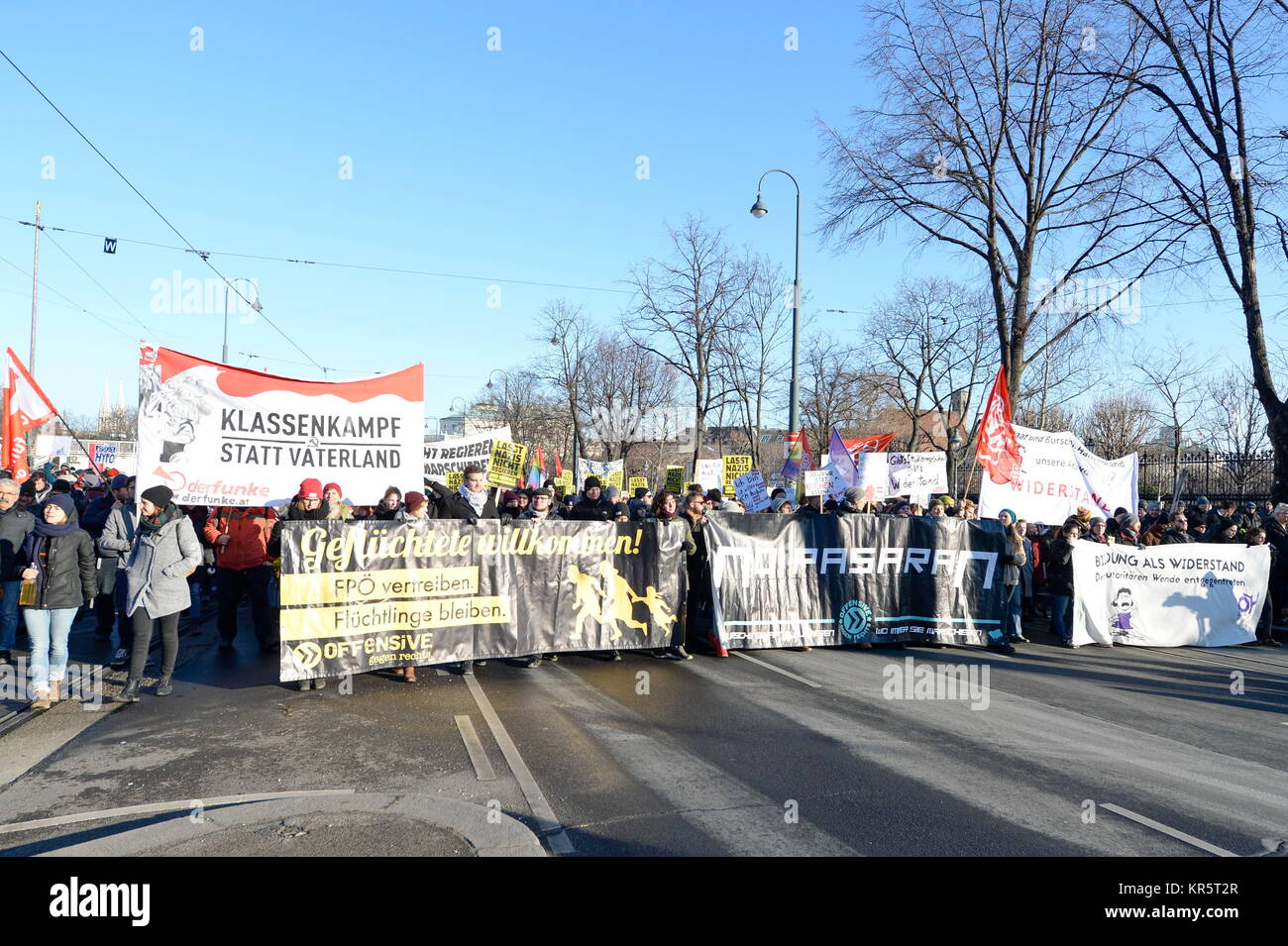 Vienne, Autriche. 18 décembre 2017. Aujourd'hui, il y a neuf manifestations contre l'inauguration du nouveau gouvernement bleu turquoise. Bannière avec l'inscription 'lutte de classe au lieu de patrie'. Credit: Franz PERC / Alamy Live News Banque D'Images