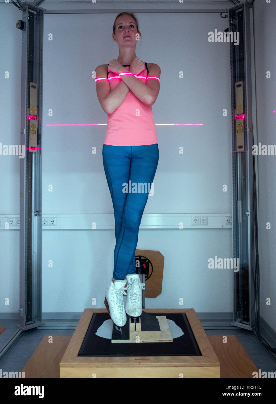 Leipzig, Allemagne. 6e Dec 2017. Ancienne patineuse artistique et actuel entraîneur Kathrin Dunkel est à l'intérieur d'un scanner 3D à l'Institut de formation scientifique appliquée (IAT) à Leipzig, Allemagne, 6 décembre 2017. L'Institut est actif dans la préparation des athlètes allemands et des associations pour les Olympiques d'hiver en Corée du Sud. Credit : Hendrik Schmidt/dpa-Zentralbild/ZB/dpa/Alamy Live News Banque D'Images