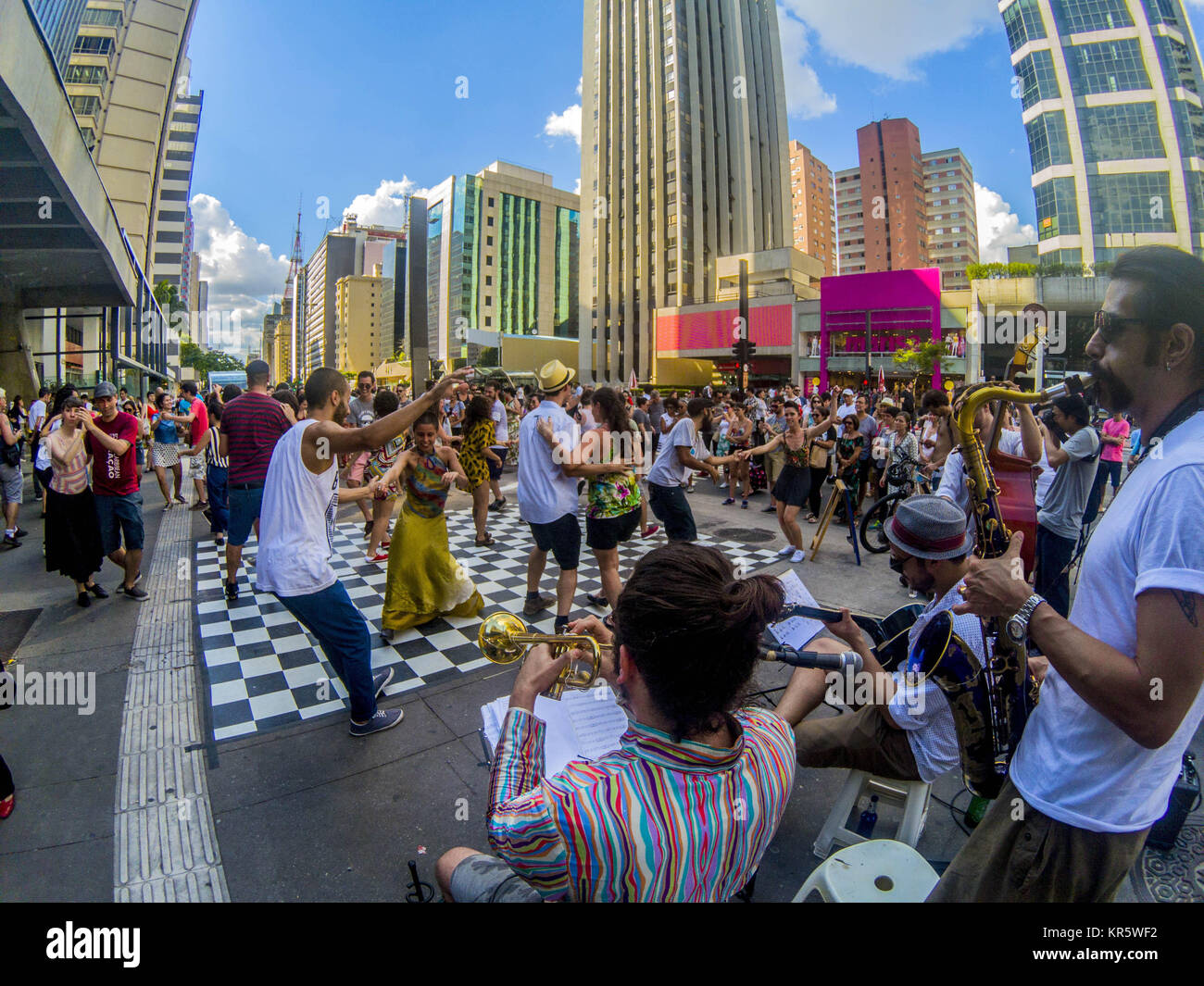 Sao Paulo, Brésil. 18 décembre 2017 - JAZZ EN Rue : c'est arrivé en SÃ£o Paulo sur l'Avenida Paulista l'action mobile ''Jazz dans la rue''. La proposition du groupe est de répandre le Lindy Hop avec classes ouverte et libre dans toute la ville. Le Lindy Hop est une danse de salon qui s'est dégagé entre les années 1920 et 1930 dans le quartier de Harlem à New York. Dansé au son du jazz swing, ses origines remontent à Charleston, Breakaway et Pattaya. Aujourd'hui répartis sur tout le monde, il est reconnu pour ses dépouillées, décontracté et fun style, donc c'est difficile Banque D'Images