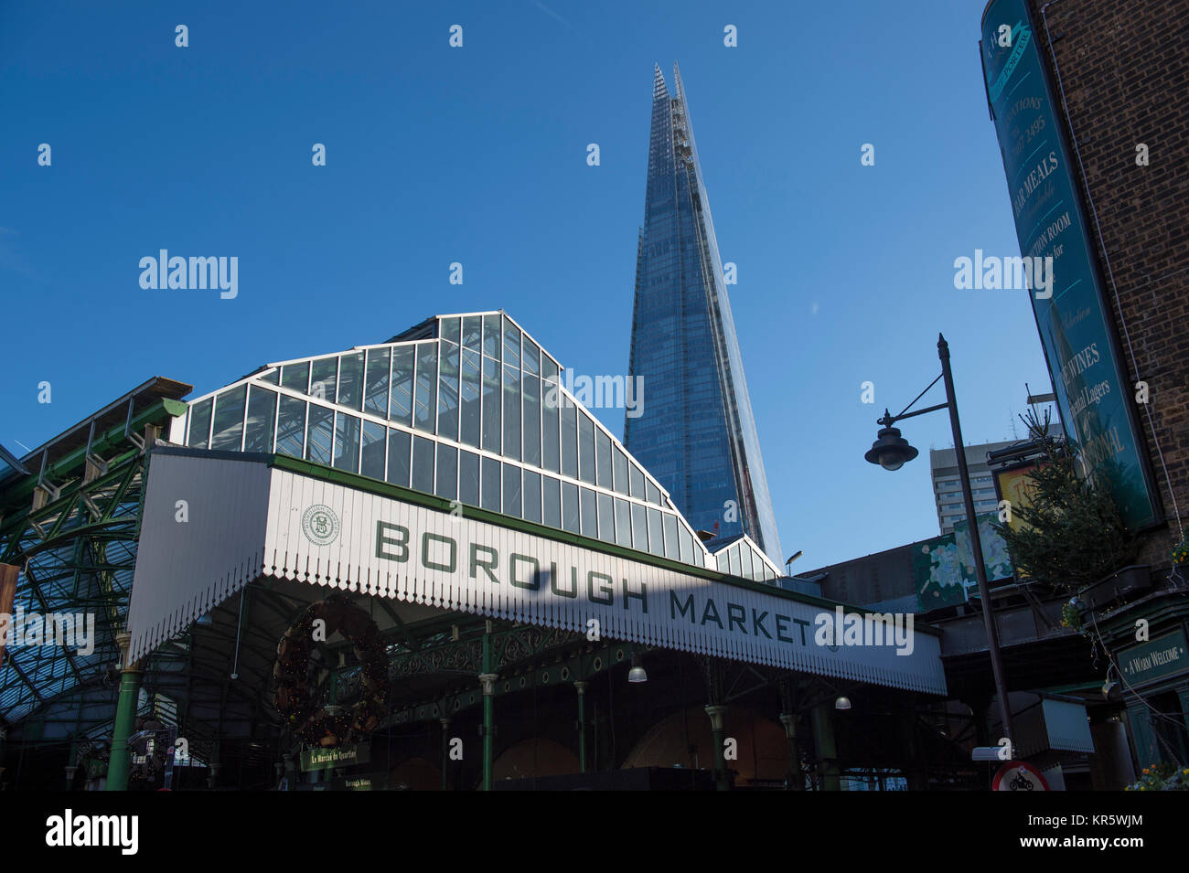 Southwark, Londres, Royaume-Uni. 18 Décembre, 2017. Ciel bleu clair avec le gratte-ciel Shard derrière Borough Market à London Bridge. Credit : Malcolm Park/Alamy Live News. Banque D'Images